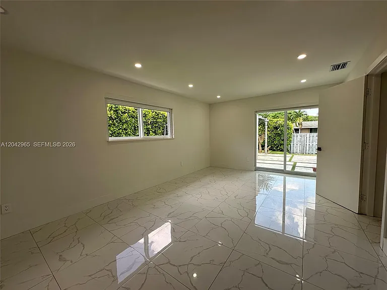 10010 SW 162nd St — Photo 10