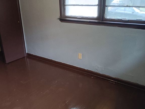 3rd image of 1023 Irving Ave #1