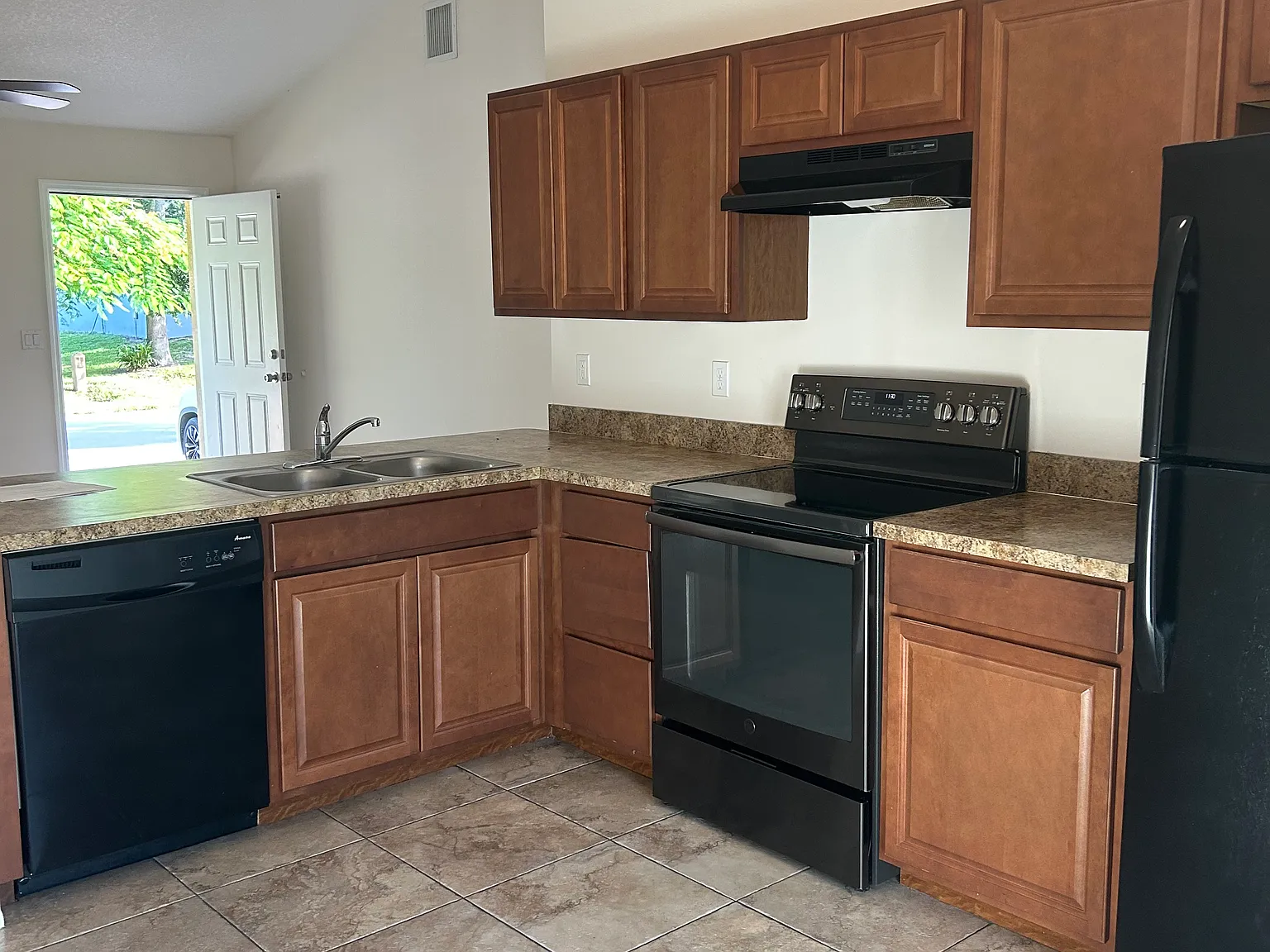2 bed, 900 sqft, $2,100 — Photo 4
