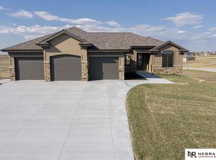 18206 Camelback Ave, Omaha, NE 68136