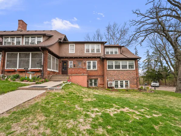 2 Breezy Point Rd, Clinton, IA 52732