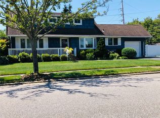 28 Merritt St, West Islip, NY 11795