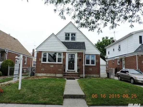 8229 258th St, Glen Oaks, NY 11004
