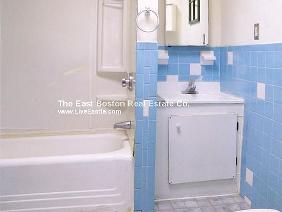 4th image of 87 Putnam St APT 3