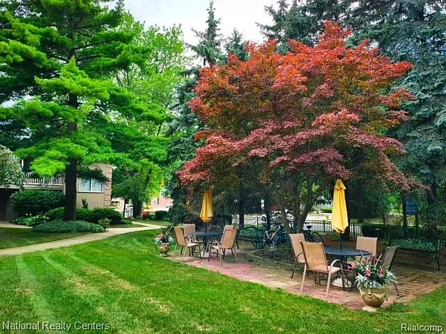 2 bed, 1.0 bath, 900 sqft, $1,300 — Photo 2