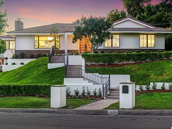 4th image of 2029 Highland Oaks Dr