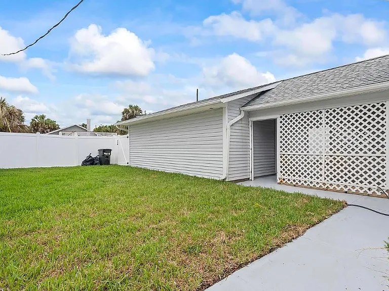1604 S Oceanshore Blvd — Photo 2