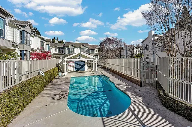 3 bed, 1329 sqft, $2,280 — Photo 3