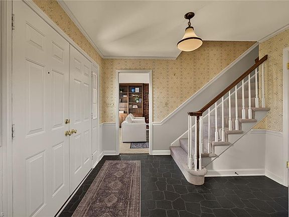5th image of 805 Chartwell Cir
