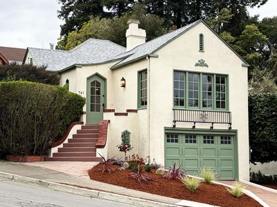741 Grosvenor Pl, Oakland, CA, 94610