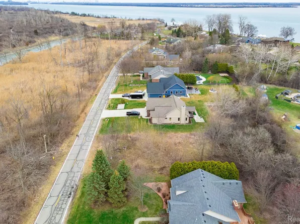 129 Meridian Rd, Grosse Ile, MI 48138