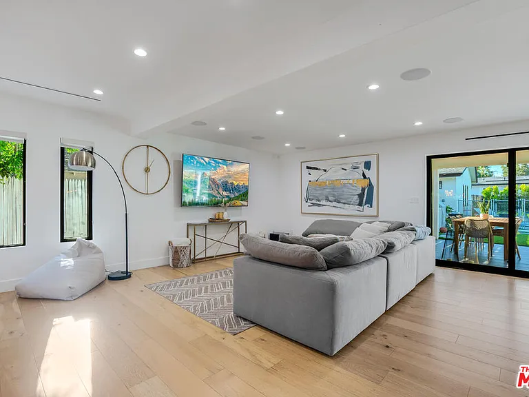 22745 Erwin St — Photo 23