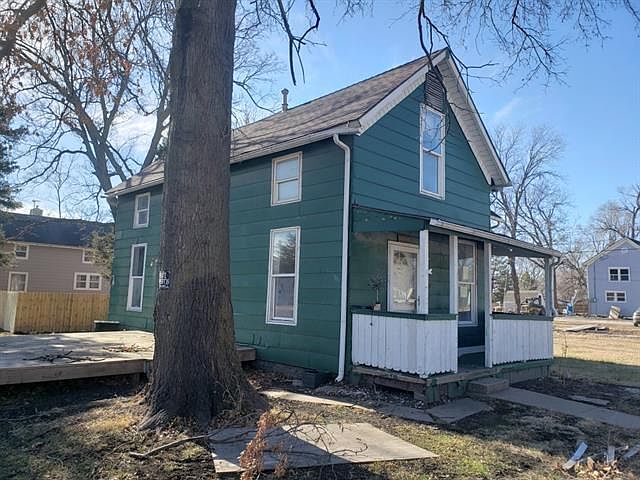 2nd image of 722 E Logan St