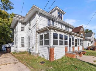 910-912 S Oak Ave, Freeport, IL 61032