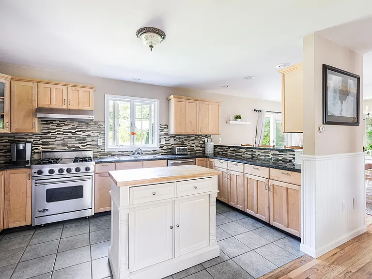 27 Edwards Ave — Photo 4