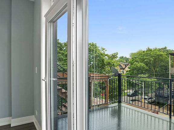 4th image of 1503 W Oakdale Ave #2