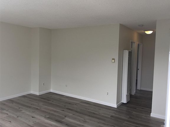 4th image of 813 Tourmaline St #C