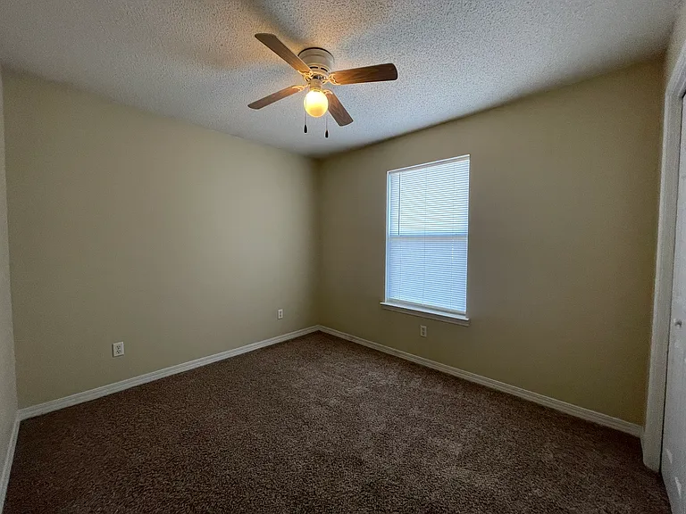 240 Westview Dr — Photo 8