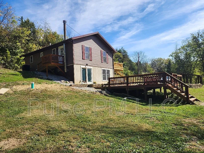3 bed, 1.0 bath, 1300 sqft, $1,800 — Photo 3