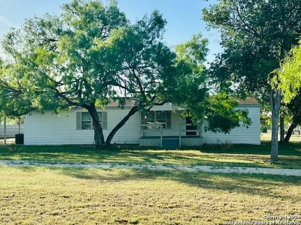 3537 FM 1343, Devine, TX 78016