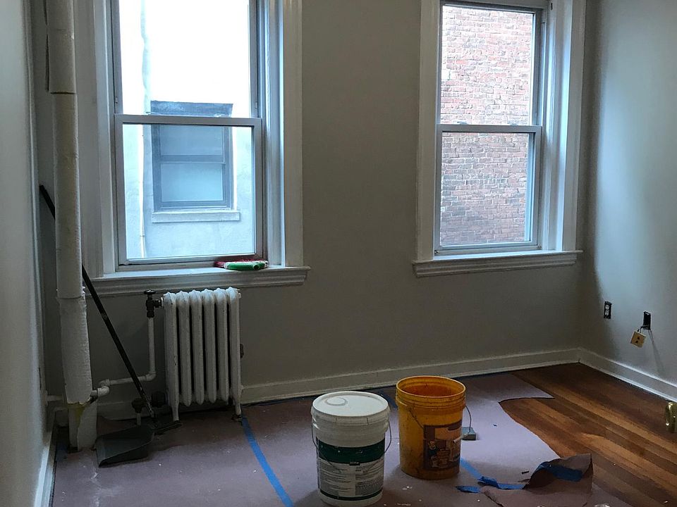2nd image of 220 Hanover St #7XI