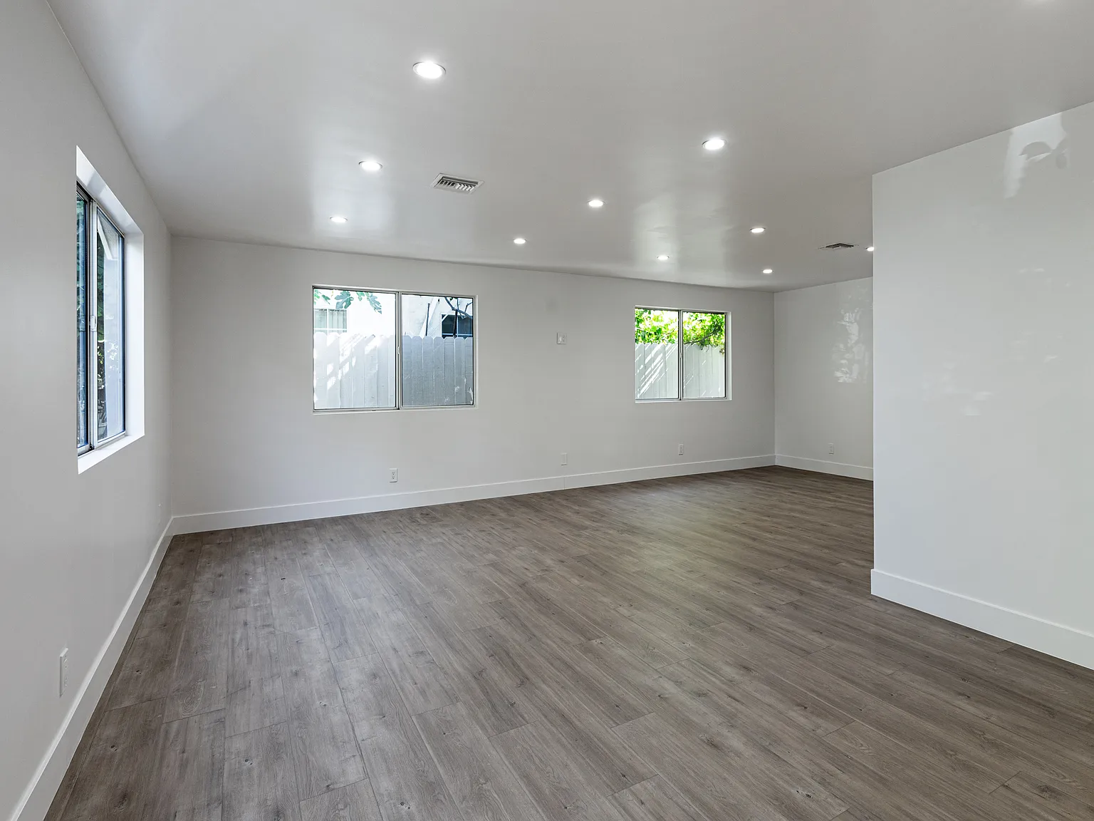 4 bed, 2120 sqft, $4,950 — Photo 3