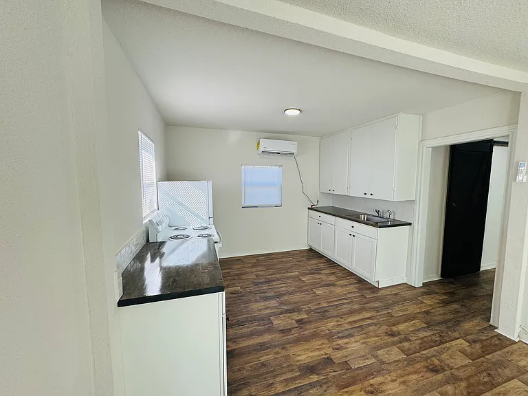 1133 1/2 W Lynwood Ave #R — Photo 5