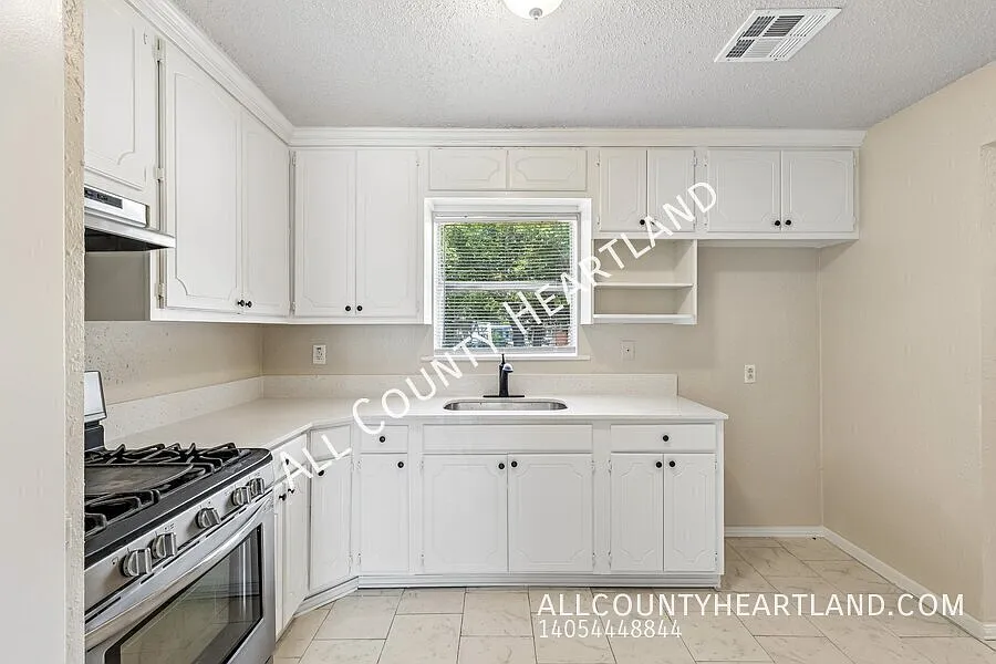 Charming Del City Home with Spacious Yard! — Photo 3