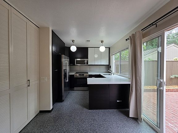 3rd image of 1036 Vanderbilt Way