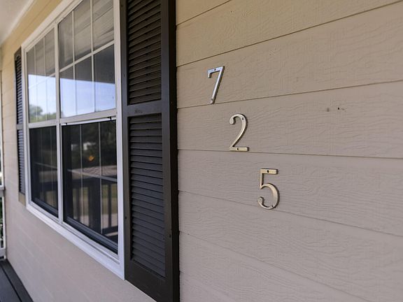 3rd image of 725 Regent Ct