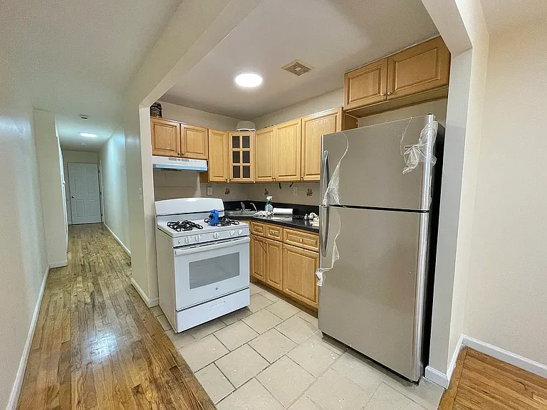 129 E 55th St #2 — Photo 15