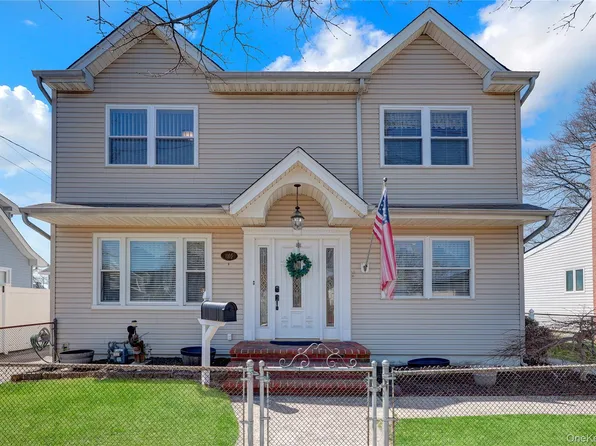 1105 N Broadway N, Massapequa, NY 11758