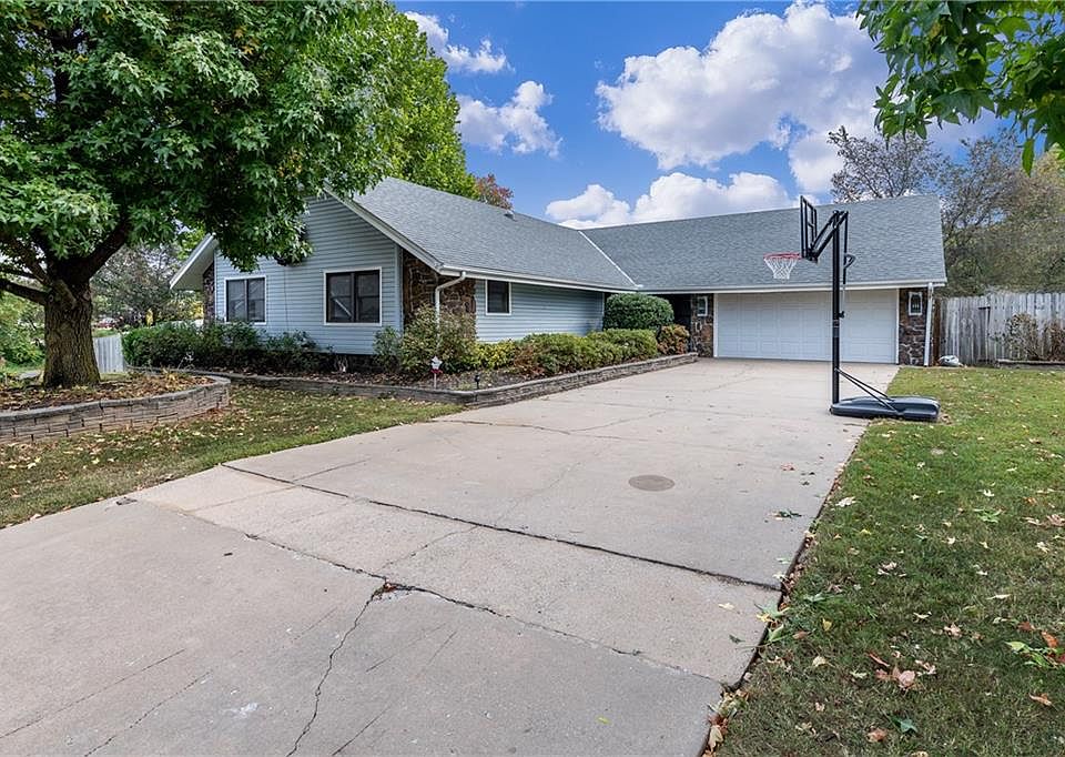 1st image of 601 S Chateau Dr