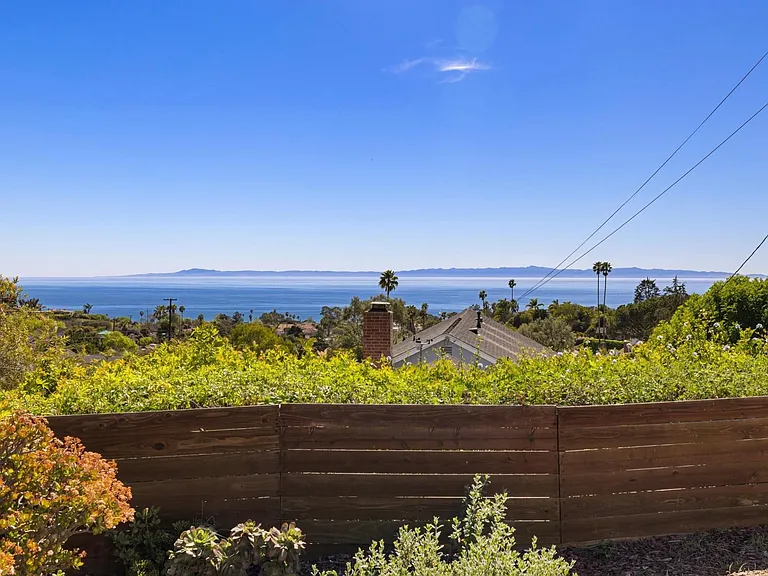 Expansive Ocean & Island Views