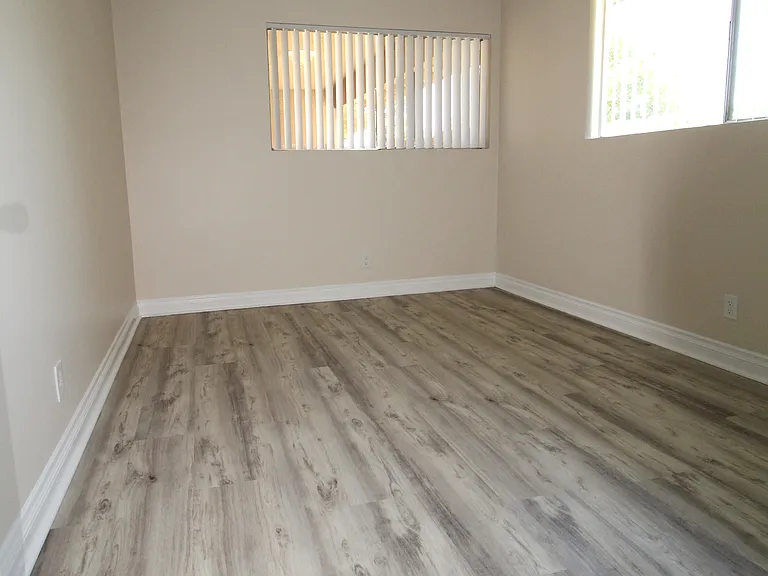 Silverwood Apartments (538,550,562) — Photo 13