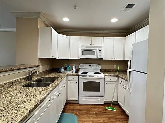 3rd image of 1725 Harvey Mitchell Pkwy S APT 1923