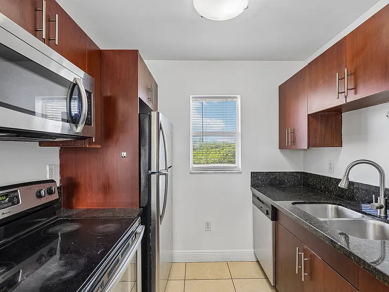 The Oaks Condominium — Photo 52