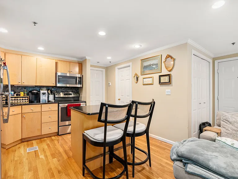 15 Henley St #A — Photo 2