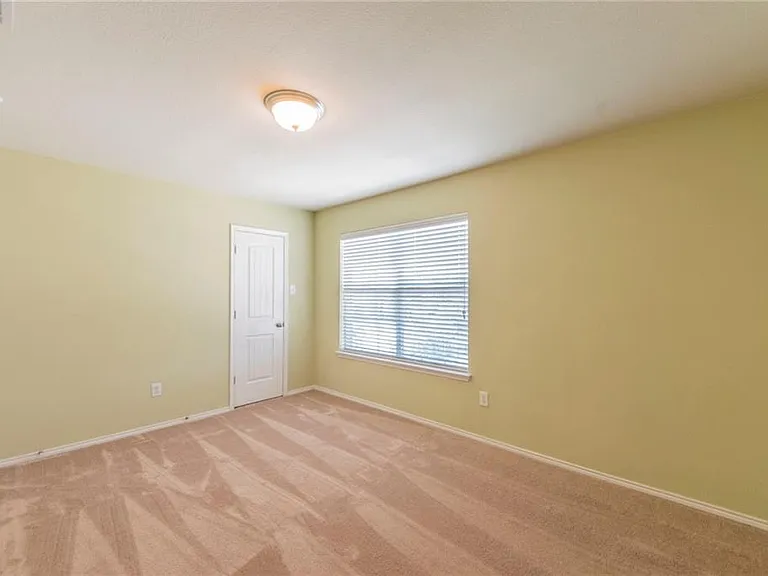 560 Griffith Dr — Photo 14
