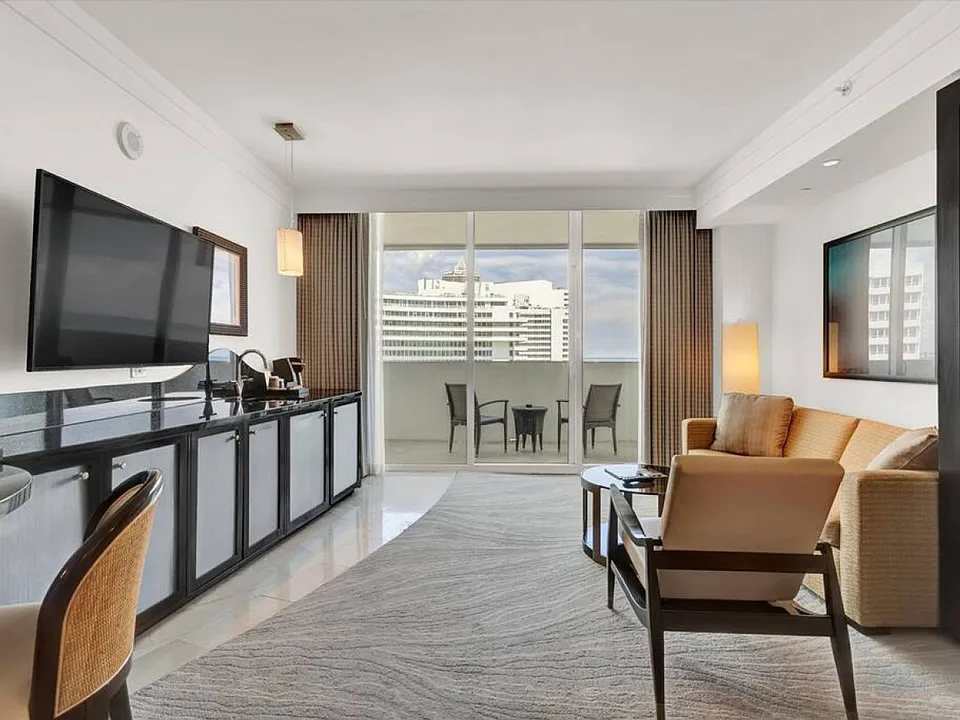 4391 Collins Ave #ID1234544P