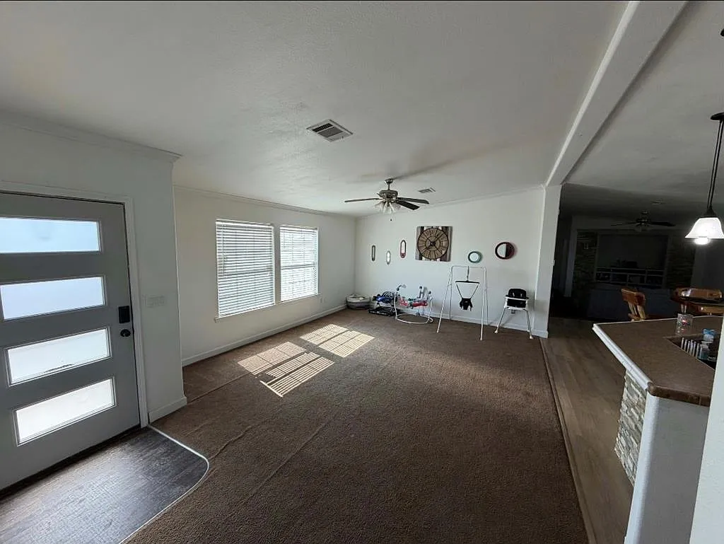4 bed, 2.0 bath, 2318 sqft, $2,650 — Photo 2