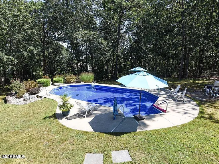 14 Bittersweet Dr — Photo 37