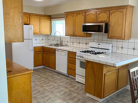 5th image of 284 Elmwood St