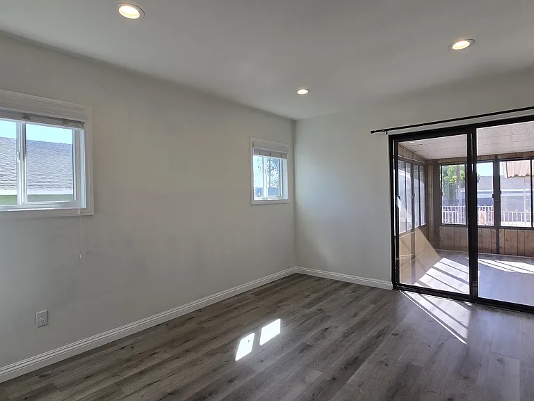 521 N Vermont Ave — Photo 18