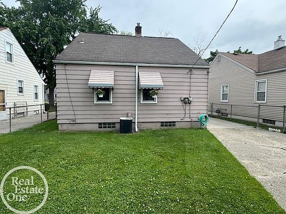 4th image of 18746 Woodside St