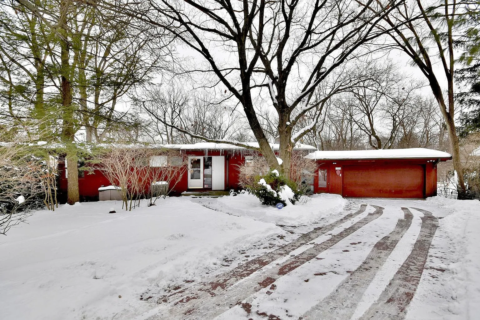 22W753 Tamarack Dr photo 1