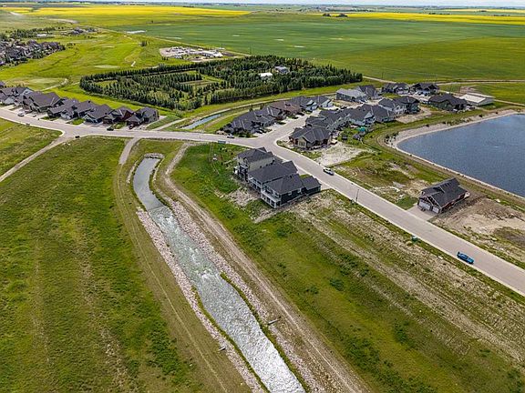 3rd image of 363 Muirfield Cres
