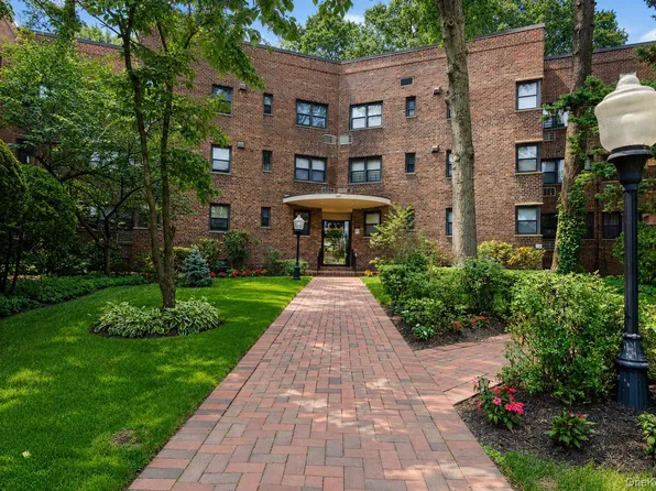 50 Brompton Road #2N, Great Neck, NY 11021