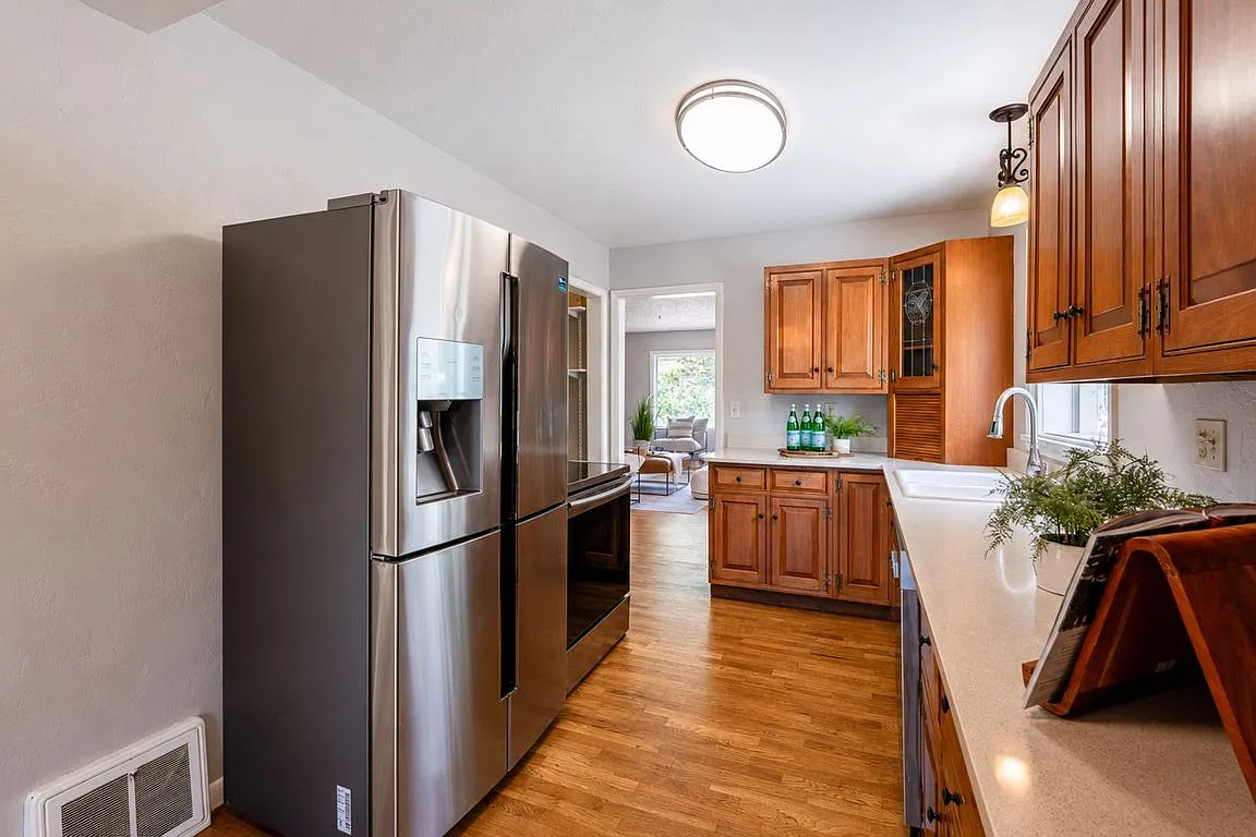 914 N Meade Ave — Photo 4