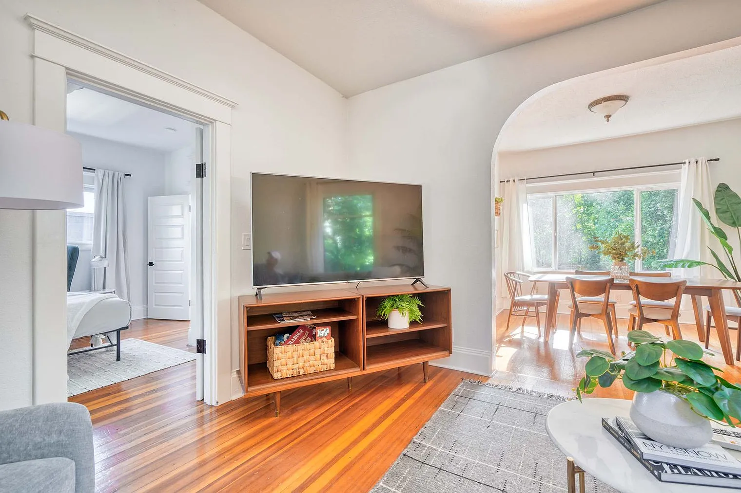 4 bed, 2.0 bath, 1991 sqft, $8,712 — Photo 4